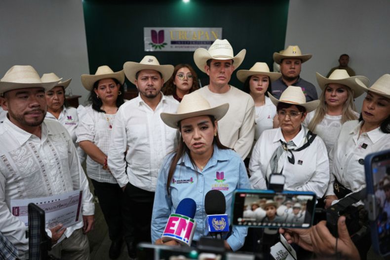 La alcaldesa de Uruapan, Grecia Quiroz, habla con la prensa tras una reunión del concejo de la ciudad, en Uruapan, Michoacán, México, el martes 27 de octubre de 2026, antes del primer aniversario del asesinato de su pareja, Carlos Manzo, que era alcalde de Uruapan cuando fue abatido. (AP Foto/Eduardo Verdugo)