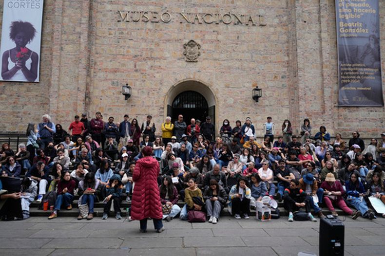 Estudiantes universitarios imparten una clase al aire libre frente al Museo Nacional, como parte de una protesta contra la retirada de algunas obras de arte del museo en Bogotá, Colombia, el miércoles 21 de octubre de 2026. (Foto AP/Fernando Vergara)