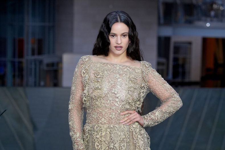 ARCHIVO - Rosalía a su llegada a la Fundación Louis Vuitton en la víspera de la ceremonia de apertura de los Juegos Olímpicos de París 2024, el jueves 25 de julio de 2024, en París, Francia. (Foto AP/Rebecca Blackwell, archivo)