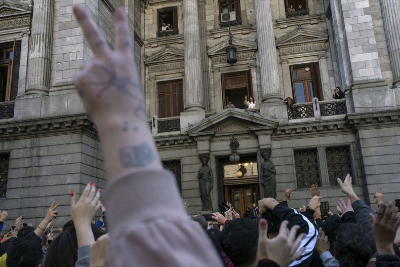 ARCHIVO - La ex vicepresidenta Cristina Fernández saluda a seguidores desde el balcón de su oficina del Congreso en Buenos Aires, Argentina, el 23 de agosto de 2022. (AP Foto/Rodrigo Abd, Archivo)