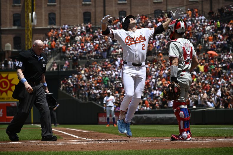 Gunnar Henderson (2) de los Orioles de Baltimore luego de conectar un jonrón ante los Filis de Filadelfia, el domingo 16 de junio de 2024, en Baltimore. (AP Foto/Nick Wass)