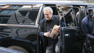 Inician deliberaciones en juicio a Bannon, aliado de Trump