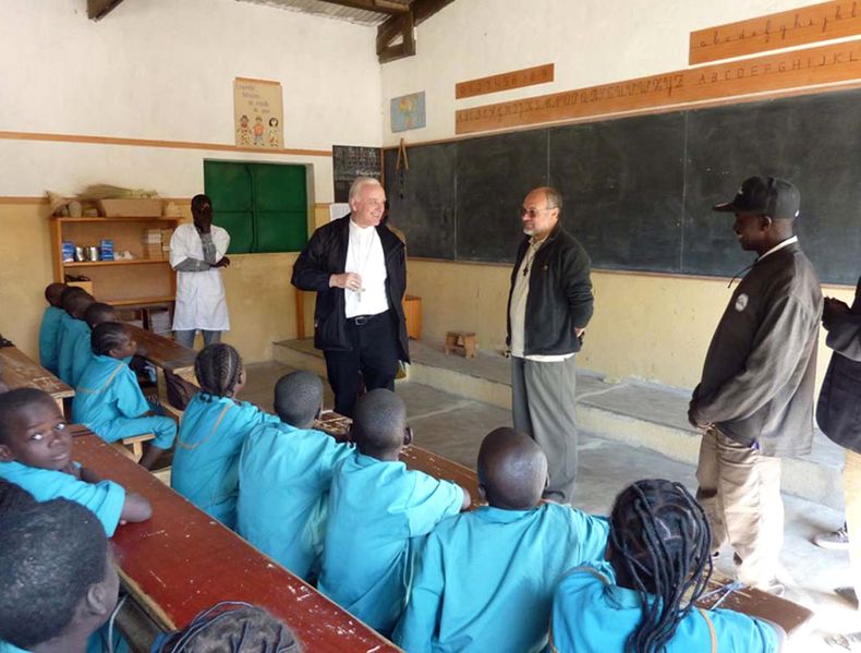 Esta foto difundida por la di&oacute;cesis de Vicenza el 5 de abril del 2014 muestra al obispo de Vicenza, Beniamino Pizziol, segundo de la izquierda, flanqueado por el padre Gianantonio Alllegri, segundo de la derecha, durante una visita a la escuela pri