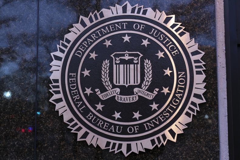 ARCHIVO- El logo del Buró Federal de Investigaciones de Estados Unidos (FBI por sus siglas en inglés) se ve en su sede en Washington, el sábado 7 de diciembre de 2024. (AP Foto/Jose Luis Magana, Archivo)