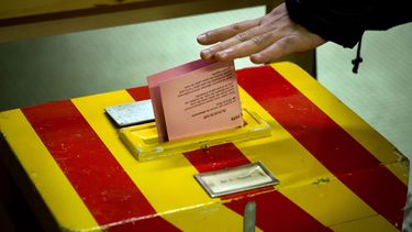 americateve | Un suizo vota en el centro de Ginebra, Suiza, sobre una propuesta para limitar la inmigraci&oacute;n en el pa&iacute;s alpino, el domingo 9 de febrero del 2014. (Foto AP/Anja Niedringhaus))