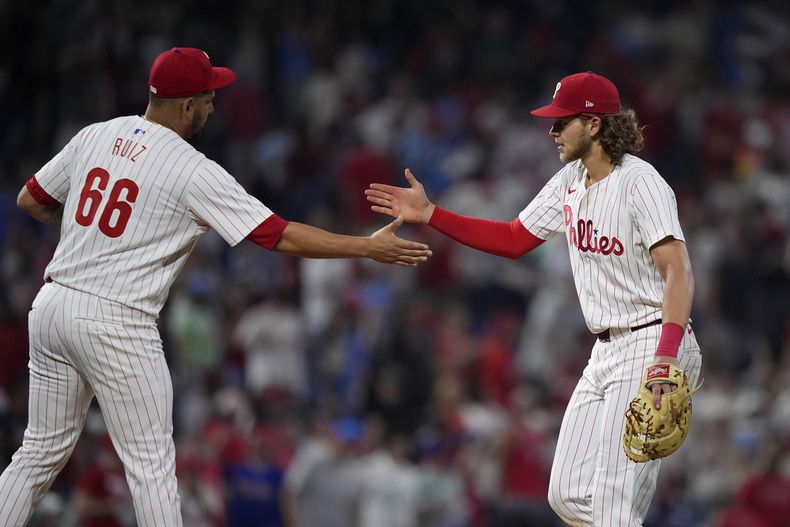 Alec Bohm, de los Filis de Filadelfia, a la derecha, y José Ruiz celebran después de su triunfo contra los Padres de San Diego, el lunes 17 de junio de 2024, en Filadelfia. (AP Foto/Matt Slocum)