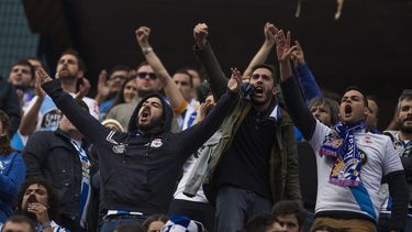 americateve | Aficionados del Deportivo de La Coru&ntilde;a durante el partido contra el Atl&eacute;tico de Madrid en el estadio Vicento Calder&oacute;n de Madrid, el domingo 30 de noviembre de 2014. (AP Foto/Andres Kudacki)