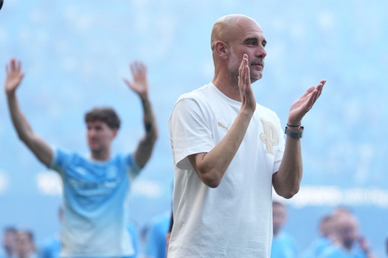 Pep Guardiola, entrenador de Manchester City, aplaude a los fanáticos después de su último partido con el equipo de la Liga Premier tras el juego entere Manchester City y Aston Villa, el domingo 24 de mayo de 2026, en Manchester, Inglaterra. (AP Foto/Alastair Grant)