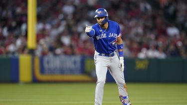 Azulejos remontan en 9no inning y ganan 4-3 sobre Angelinos