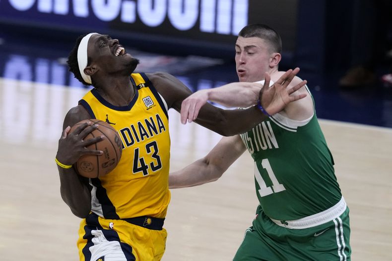 El alero de los Pacers de Indiana, Pascal Siakam (43), recibe una falta del escolta de los Celtics de Boston, Payton Pritchard (11), durante la segunda mitad del Juego 3 de las finales de la Conferencia Este de la NBA, el sábado 25 de mayo de 2024, en Indianápolis. (AP Foto/Darron Cummings)