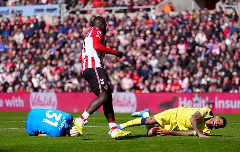 Brian Brobbey del Sunderland observ tras empujar a Cristian Romero del Tottenham hacia el portero Antonin Kinsky en el encuentro de la Liga Premier el domingo 12 de abril del 2026. (Owen Humphreys/PA via AP)