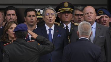 El presidente ecuatoriano Guillermo Lasso entona el himno de su país al salir de la Asamblea Nacional después de dirigirse a una sesión en la que los legisladores de la oposición buscan juzgarlo por acusaciones de malversación de fondos en Quito, Ecuador, el martes 16 de mayo de 2023. (Foto AP/Dolores Ochoa)