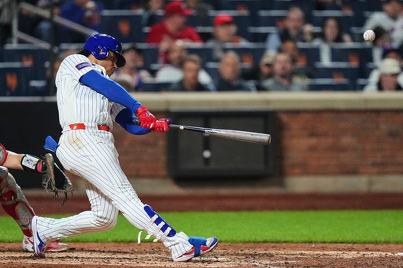 El dominicano Juan Soto, de los Mets de Nueva York, pega un jonrón de dos carreras durante el duelo del martes 26 de mayo de 2026, ante los Rojos de Cincinnati (AP Foto/Frank Franklin II)
