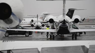 Vista de aviones estacionados en la terminal de jets privados del Aeropuerto Internacional Harry Reid en Las Vegas, 1 de febrero de 2024. Los lugares de estacionamiento de los jets privados en y alrededor de Las Vegas ya están reservados antes del Super Bowl, cuando falta una semana para el partido por el título de la NFL entre los Chiefs de Kansas City y los 49ers de San Francisco. (AP Foto/John Locher)