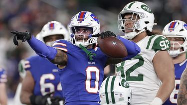 El receptor de los Bills de Buffalo Keon Coleman reaccional convertir en un primer douwn frente al tackle defensivo de los Jets de Nueva York Leki Fotu y el cornerback Brandon Echols el lunes 14 de octubre del 2024. (AP Foto/Adam Hunger)