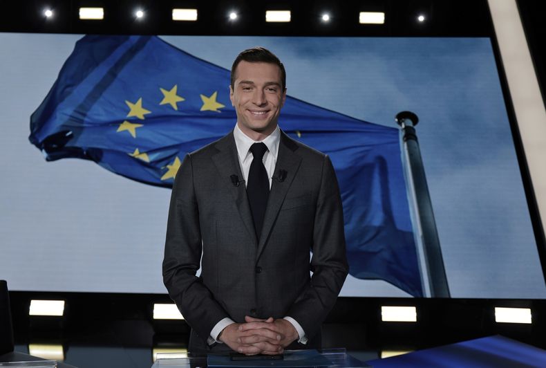 Jordan Bardella, dirigente del partido ultraderechista francés Agrupación Nacional, antes de un debate televisado en Aubervilliers, cerca de París, el 4 de junio del 2024. (Stephane de Sakutin, Pool via AP)