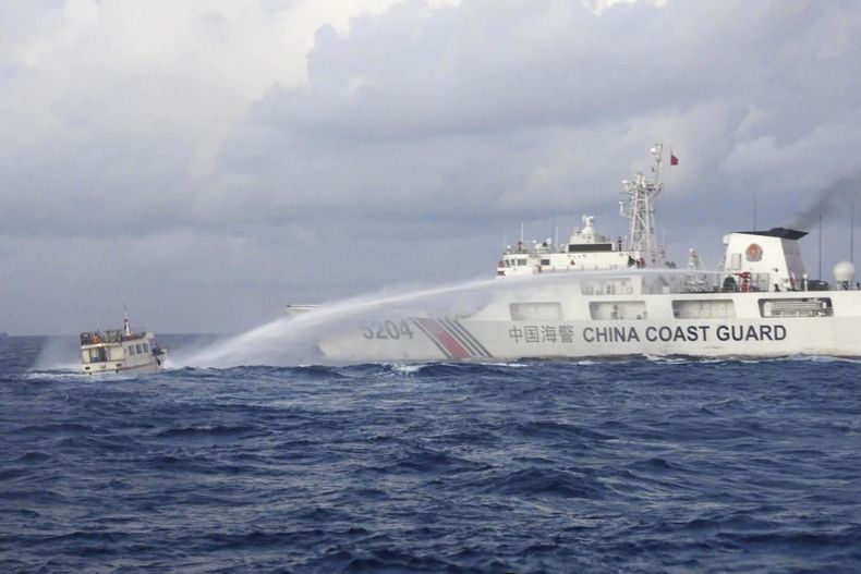 En esta fotografía proporcionada por la Guardia Costera de Filipinas, un barco de la Guardia Costera de China utiliza cañones de agua en el barco de suministros operado por la marina filipina M/L Kalayaan en el disputado Mar del Sur de China, el 10 de diciembre de 2023. (Foto, Guardia Costera de Filipinas vía AP)