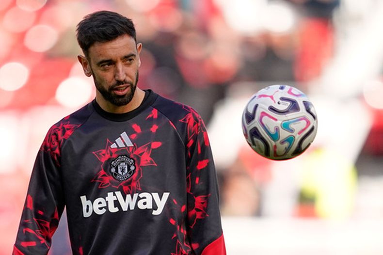 Bruno Fernandes del Manchester United calienta antes del encuentro ante el Bournemouth en la Liga Premier el domingo 25 de octubre del 2026. (AP Foto/Dave Thompson)