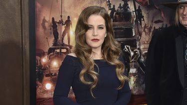 ARCHIVO - Lisa Marie Presley llega al estreno de Mad Max: Fury Road en el Teatro Chino TCL, el 7 de mayo de 2015, en Los Ángeles. El libro de memorias en el que Lisa Marie Presley había trabajado en el momento de su muerte será publicado en otoño, anunciaron su editorial y su hija Riley Keough, quien ayudó a completar el libro el jueves 11 de enero de 2024. (Foto Jordan Strauss/Invision/AP, archivo)