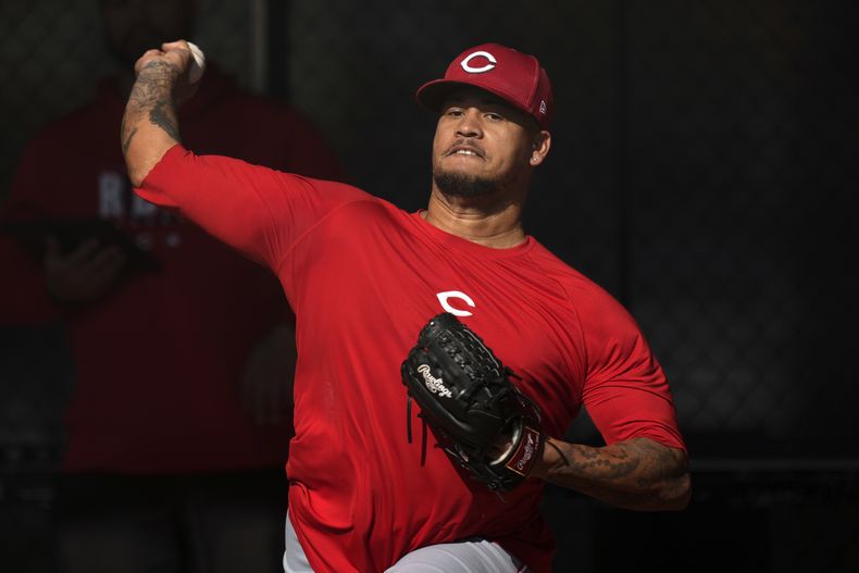El pitcher de ls Rojos de Cincinnati Frankie Montas lanza durante una práctica en los entrenamientos de primavera en Goodyear, Arizona el 14 de febrero del 2024. (AP Foto/Carolyn Kaster)