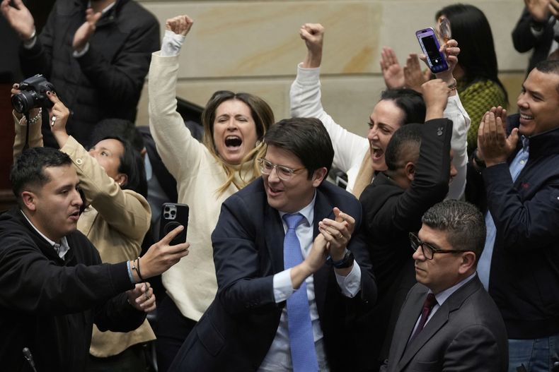 ARCHIVO - Miguel Uribe Turbay (centro, con corbata azul), senador colombiano y candidato presidencial por el partido derechista Centro Democrático, celebra tras votar en contra de un referéndum de reforma laboral propuesto por el gobierno, en Bogotá, Colombia, el 14 de mayo de 2025. (Foto AP/Fernando Vergara, Archivo)