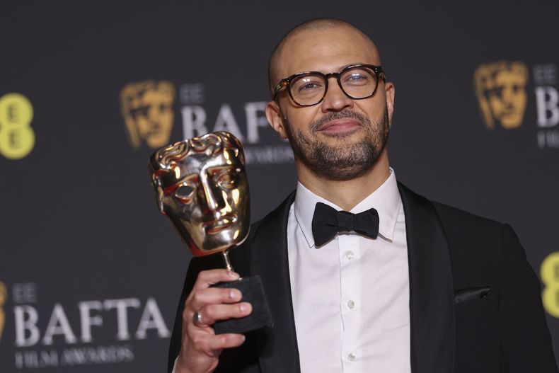 Cord Jefferson, ganador del premio a mejor guion adaptado por American Fiction, posa en la 77a edición de los Premios de la Academia Británica de Cine, BAFTA, en Londres, el domingo 18 de febrero de 2024. (Foto Vianney Le Caer/Invision/AP)