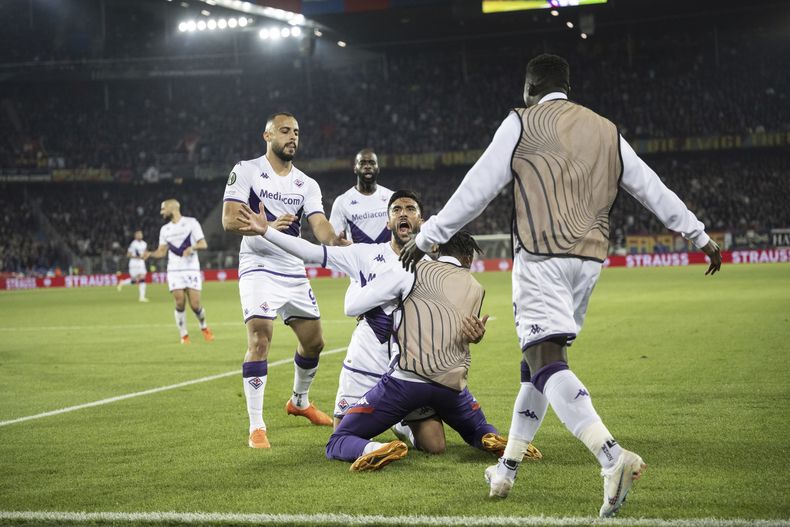 Nicolás González festeja tras anotar el segundo gol de la Fiorentina ante el Basilea en las semifinales de la Conference League de Europa, el jueves 18 de mayo de 2023. (Ennio Leanza/Keystone vía AP)
