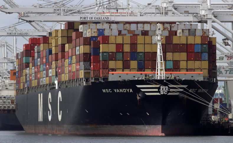 ARCHIVO – En esta imagen de archivo del 28 de enero de 2019, se muestra la descarga de un buque portacontenedores en el puerto de Oakland en Oakland, California. (AP Foto/Ben Margot, Archivo)