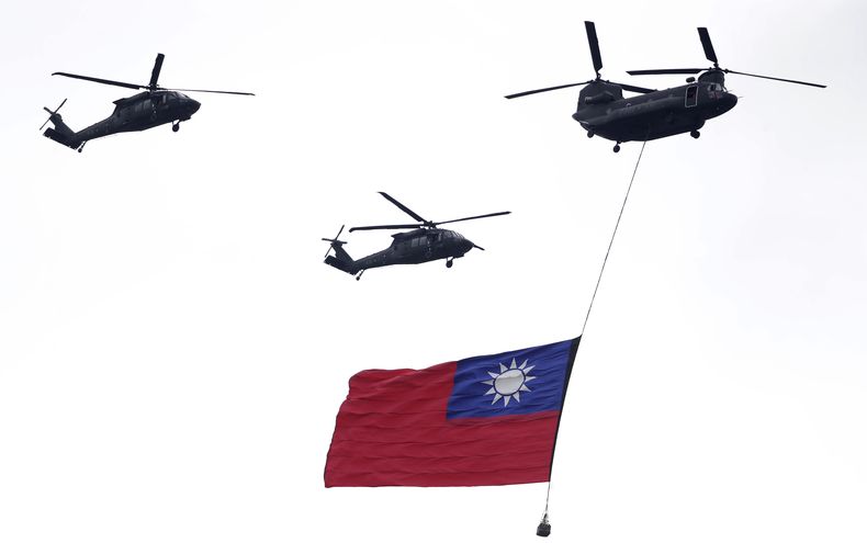 Helicópteros militares taiwaneses vuelan con la bandera taiwanesa en las ceremonias de juramentación del presidente Lai Ching-te en Taipéi, Taiwán, el 20 de mayo del 2024. (AP foto/Chiang Ying-ying)