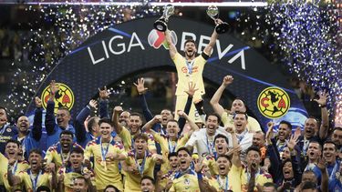 El capitán del América Henry Martin levanta el trofeo después de que ganaron el torneo Clausura y de Campeón de Campeones en el Estadio Azteca el domingo 26 de mayo del 2024. (AP Foto/Eduardo Verdugo)