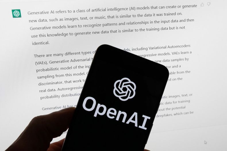 ARCHIVO – El logotipo de OpenAI en un teléfono inteligente situado frente a la pantalla de una computadora con resultados de ChatGPT, el 21 de marzo de 2023, en Boston. (AP Foto/Michael Dwyer, Archivo)