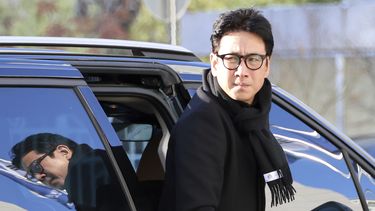 El actor Lee Sun-kyun baja de un auto a su llegada a la sede de la Policía Metropolitana de Incheon, en Incheon, Corea del Sur, el sábado 23 de diciembre de 2023. (Son Hyun-kyu/Yonhap vía AP)
