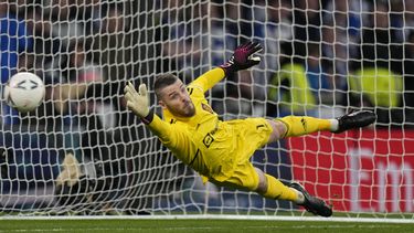El portero del Manchester United David de Gea intenta atajar un penal durante la semifinal de la Copa FA ante el Brighton and Hove Albion, el domingo 23 de abril de 2023, en Londres. (AP Foto/Alastair Grant, Archivo)