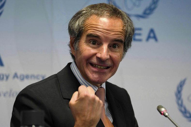Rafael Mariano Grossi, director general del Organismo Atómico de la Energía Atómica, habla con reporteros durante un seminario en la sede de la agencia en Viena, Austria, el 28 de mayo de 2025. (AP Foto/Jon Gambrell)
