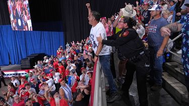 Policías retiran del lugar a un manifestante mientras el presidente Donald Trump pronuncia un discurso, el miércoles 7 de octubre de 2026, durante un acto de campaña en San Antonio, Texas. (AP Foto/Alex Brandon)