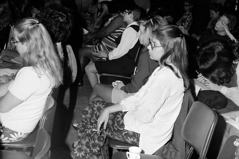 ARCHIVO – La activista por los derechos de las mujeres, Robin Morgan, asiste a una conferencia a favor de la Liberación de las Mujeres en Nueva York el 28 de mayo de 1970. (AP Foto/Ed Ford, Archivo)