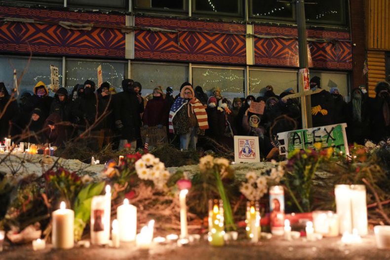 ARCHIVO – Varias personas se reúnen durante una vigilia en honor de Alex Pretti, de 37 años, abatido a tiros horas antes por un agente de la Patrulla Fronteriza de Estados Unidos, el 24 de enero de 2026, en Minneapolis. (AP Foto/Adam Gray, Archivo)