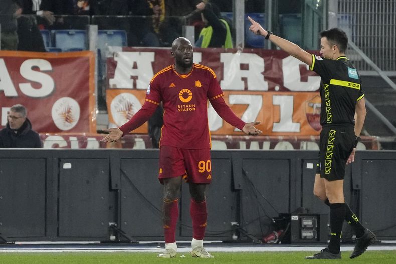 El delantero de la Roma Romelu Lukaku reacciona luego de recibir una tarjeta roja por el árbitro durante el partido de la Liga Italiana ante la Fiorentina, en el Estadio Olímpico de Roma, el domingo 10 de diciembre de 2023. (AP Foto/Gregorio Borgia)