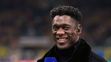 ARCHIVO - Foto del 16 de abril del 2026, el exjugador Clarence Seedorf sonríe en una entrevista antes del encuentro de cuartos de final del Inter de Milán ante el Bayern Muniche en la Liga de Campeones. (AP Foto/Luca Bruno, Archivo)