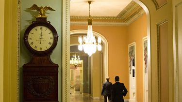 americateve | El reloj afuera de la c&aacute;mara del Senado marca las 12:01 a.m. del martes 1 de octubre de 2013, en Washington. El Congreso no pudo lograr un acuerdo presupuestal y ocasion&oacute; una par&aacute;lisis en las funciones del gobierno, la primera vez en