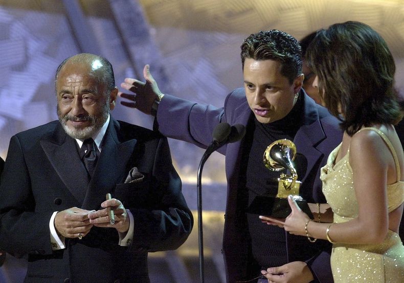 ARCHIVO - Tito Puente Jr., al centro, habla después de que Eddie Palmieri, izquierda, y el fallecido Tito Puente ganaran el Grammy al mejor álbum de salsa por Masterpiece/Obra Maestra, en la 43era entrega anual de los Premios Grammy, el 21 de febrero de 2001, en el Staples Center en Los Ángeles. (AP Foto/Kevork Djansezian, archivo)