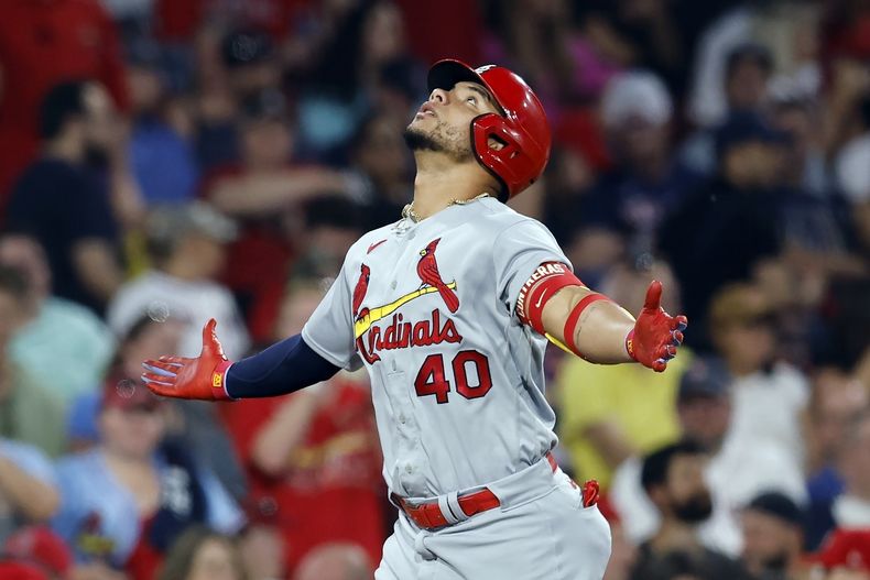 Willson Contreras de los Cardenales de San Luis celebra su jonrón solitario en la sexta entrada del juego ante los Medias Rojas de Boston el viernes 12 de mayo del 2023. (AP Foto/Michael Dwyer)