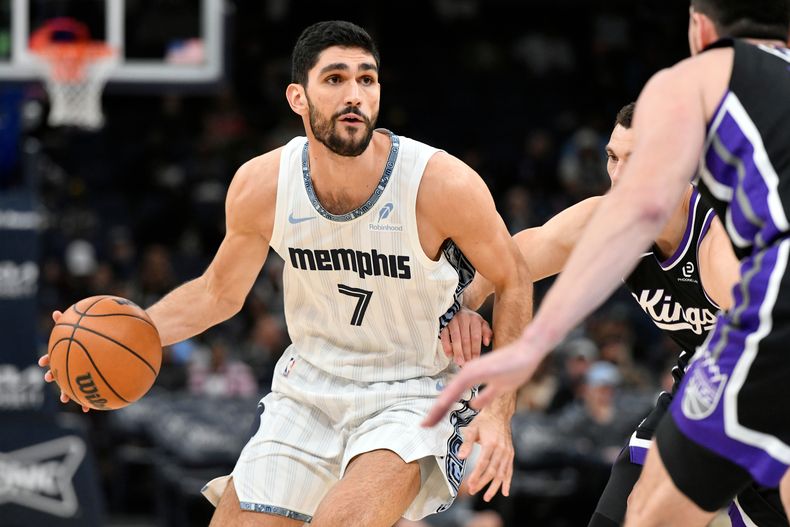 El español Santi Aldama, de los Grizzlies de Memphis, conduce el balón frente a Zach LaVine, de los Kings de Sacramento, en el encuentro del jueves 20 de noviembre de 2025 (AP Foto/Brandon Dill)
