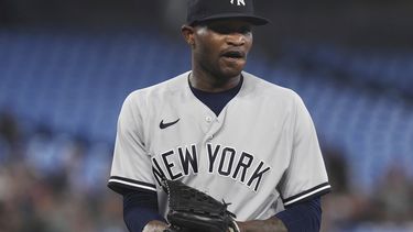 El abridor de los Yanquis de Nueva York, Domingo Germán, se retira del campo después de la segunda entrada del partido contra los Azulejos de Toronto, en Toronto, el martes 16 de mayo de 2023. (Chris Young/The Canadian Press vía AP)