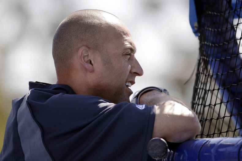 El jugador de los Yanquis de Nueva York, Derek Jeter, observa una pr&aacute;ctica de bateo el mi&eacute;rcoles, 26 de marzo de 2014, en Dunedin, Florida. (AP Photo/Kathy Willens)