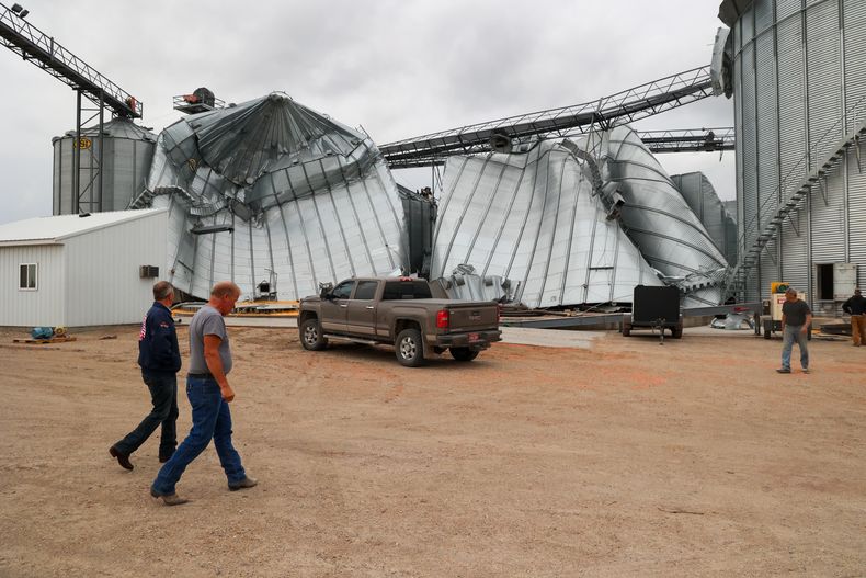 El gobernador de Dakota del Norte, Kelly Armstrong, recorre los silos dañados por un tornado de categoría EF5, el 25 de junio de 2025, en Enderlin, Dakota del Norte. (Oficina del Gobernador de Dakota del Norte vía AP)