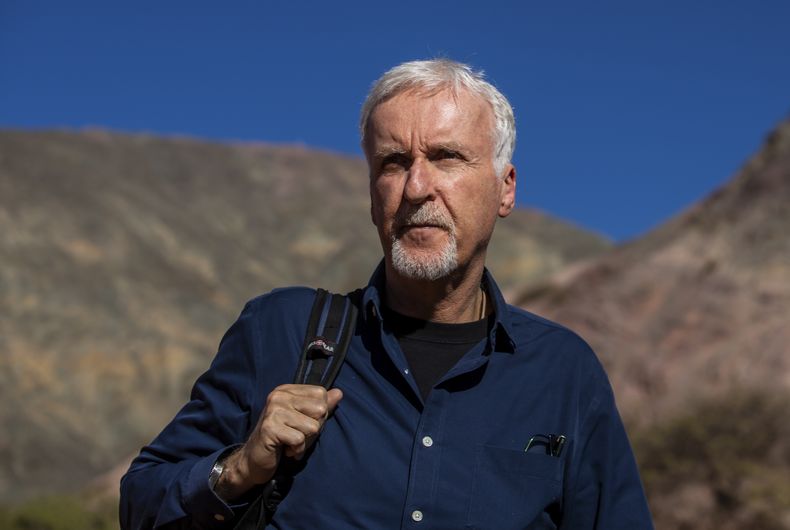 ARCHIVO -El director James Cameron camina en Purmamarca, provincia de Jujuy, Argentina, el 8 de junio de 2023. Cameron dice que la operación de búsqueda de un submarino turístico en aguas profundas se convirtió en una farsa de pesadilla que prolongó la agonía de las familias de los pasajeros. Cameron dijo a la BBC en una entrevista transmitida el viernes 23 de junio de 2023 que sentía que el sumergible Titan se había perdido poco después de escuchar que había dejado de tener contacto con la superficie durante su descenso hacia los restos del Titanic en el Océano Atlántico. (Foto AP/Javier Corbalan, archivo)