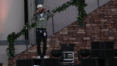Jesus Diego Jay Dee, izquierda, cantante de la banda estadounidense Herencia de Patrones, durante su concierto en el segundo día del festival Arre en la Ciudad de México el 10 de septiembre de 2023. (Foto AP/Fernando Llano)