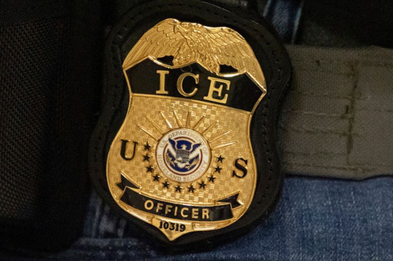 ARCHIVO – Un agente federal porta una placa del Servicio de Inmigración y Control de Aduanas en Nueva York, el 10 de junio de 2025. (AP Foto/Yuki Iwamura, Archivo)