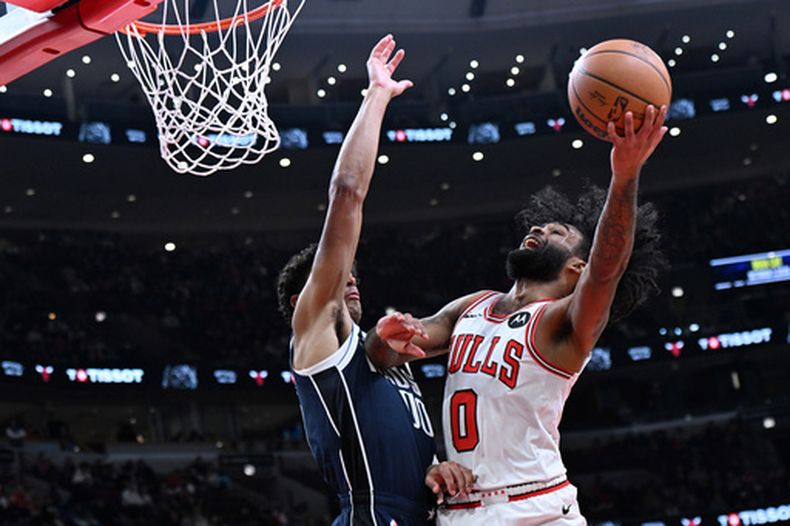 Coby White, de los Bulls de Chicago, salta para disparar frente a Max Christie, de los Mavericks de Dallas, en el partido del sábado 10 de enero de 2026 (AP Foto/Paul Beaty)